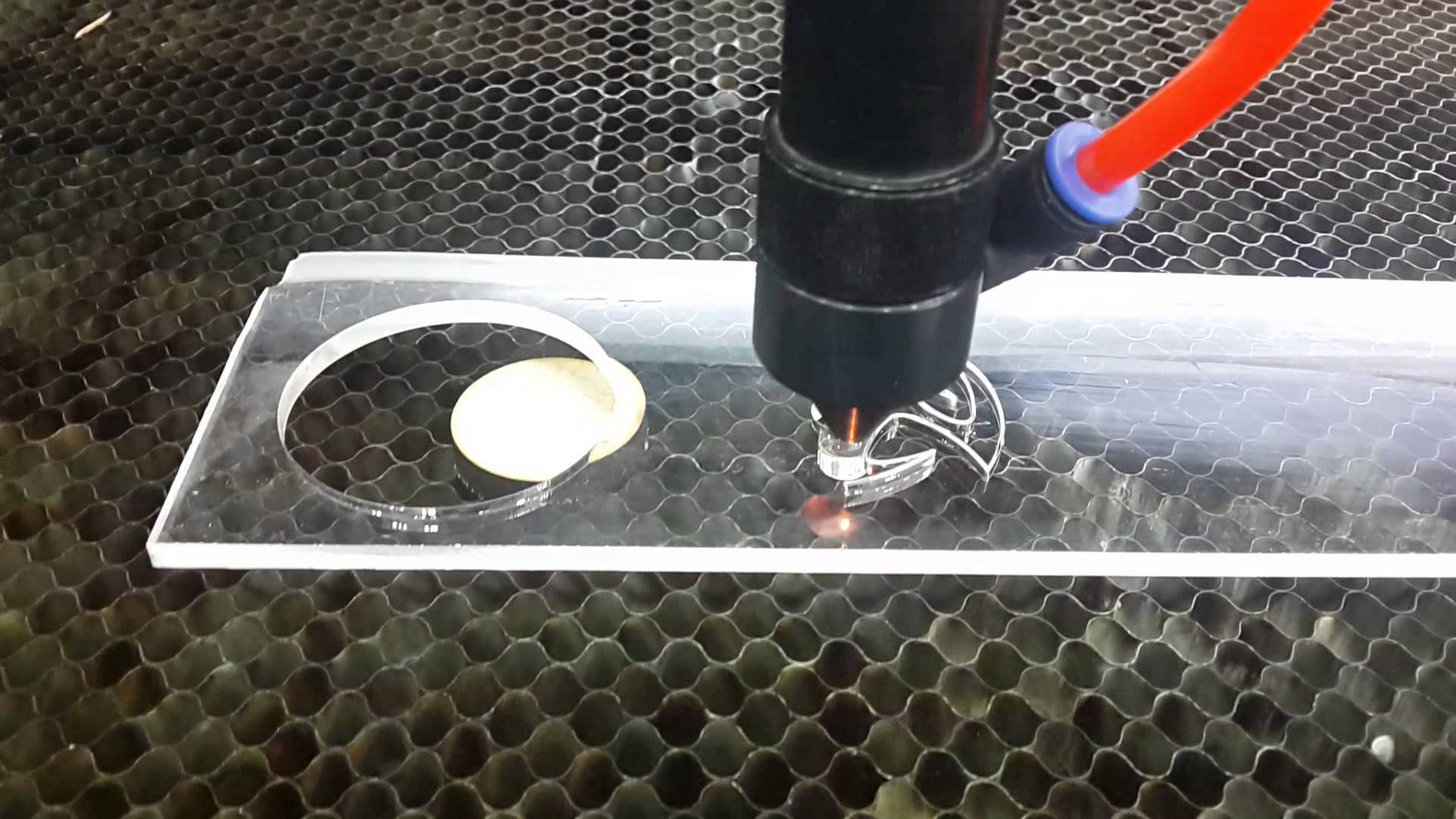 Cortes à Laser em Curitiba - Paraná | CORTE A LASER Temos Gravação em acrílico e corte a laser. Desenvolvemos projetos para diversos segmentos e nichos de mercado. Somos especializados em corte a laser em acrílico.