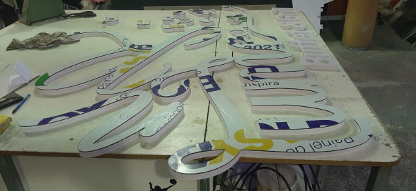 Urnas de Acrílico - Brindes - Displays - Troféus em Acrílicos - Clarabóias - Domos em Acrílico - Impressão a Laser - Corte a Laser - Protetor de Acrilico - Chapas - Placas - Letreiros Luminosos em Acrílico 